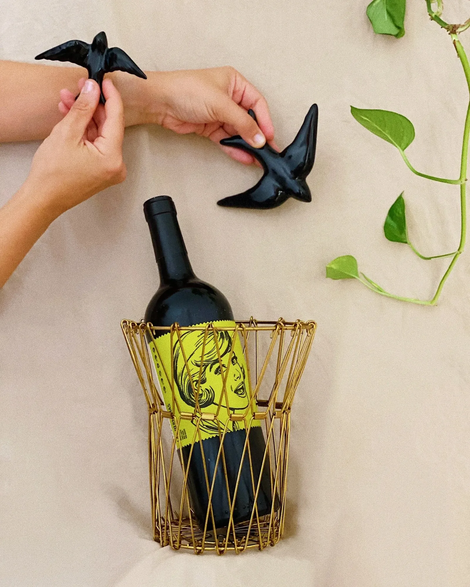 Composición de producto con botella de vino